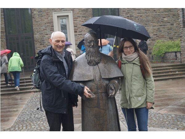Pilger an der Statue von Pater Kentenich